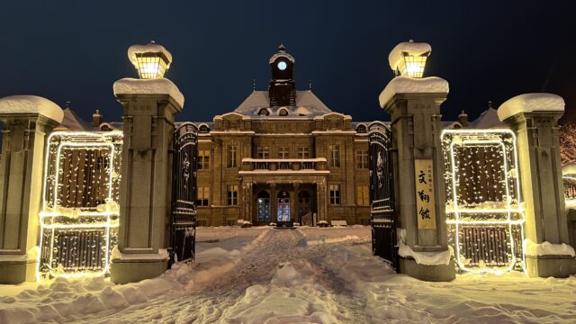山形県の重要文化財。文翔館の雪景色です。旧山形県庁庁舎に雪が舞い落ちました。