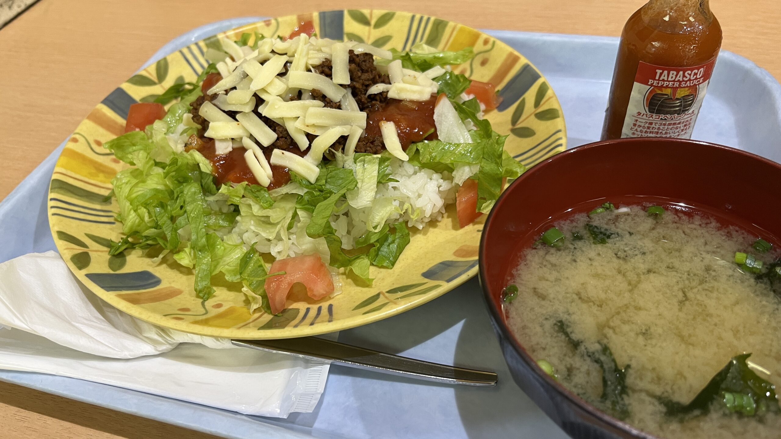 那覇空港で沖縄料理を食べるなら 空港食堂 タコライスをいただきました プラムライフ Plum Life