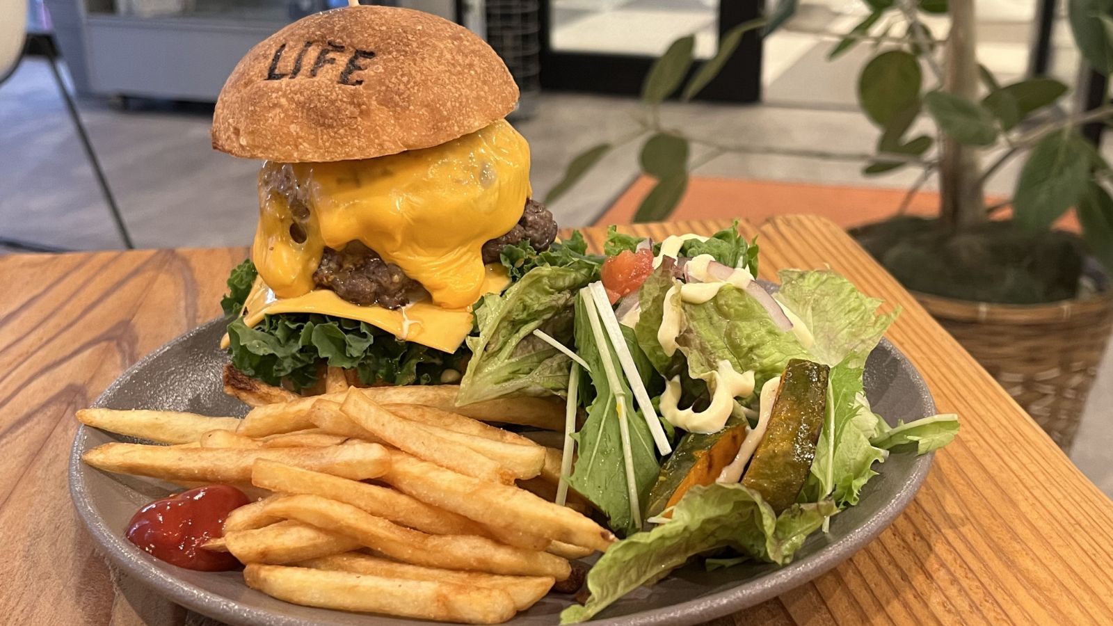 七日町で肉厚ハンバーガー ”Hamburger＆Cafe Life”｜プラムライフ Plum