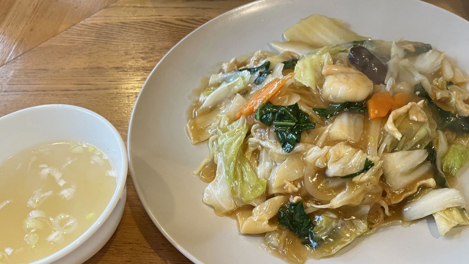 カウンター席の隠れ家ランチ “鳳南”で味わう酸味が効いた五目焼きそば