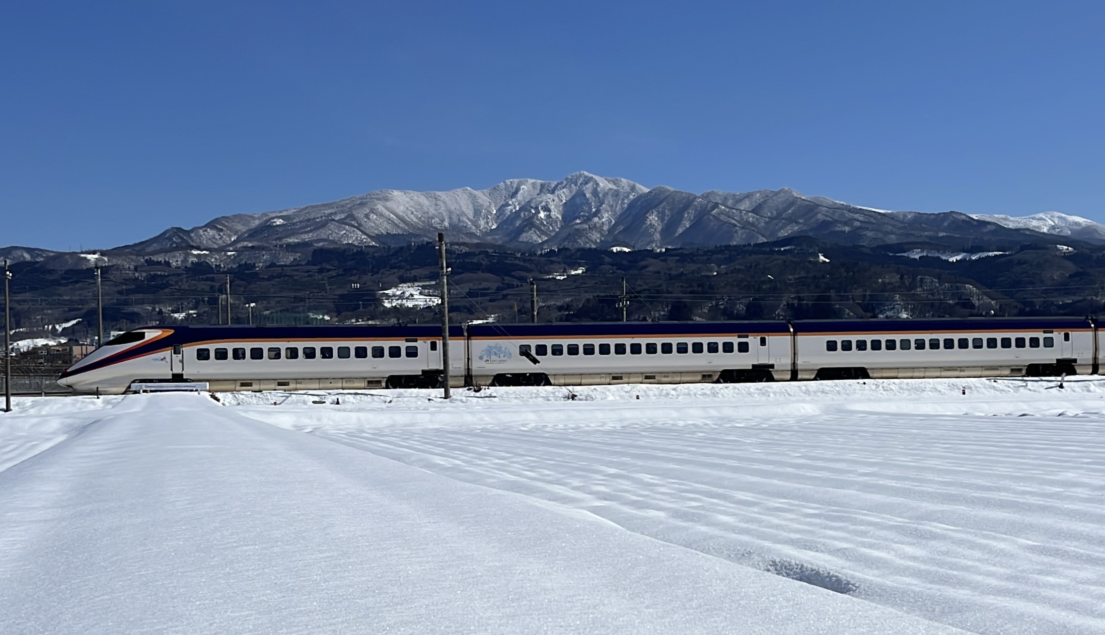 山形新幹線と冬の龍山　雪